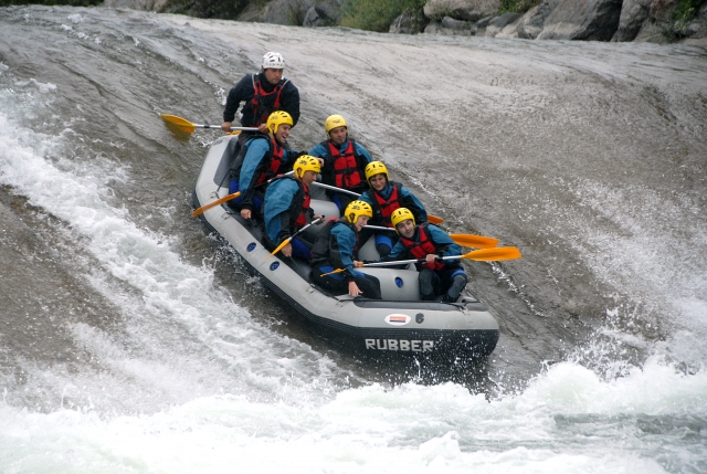 Tobogán de agua durante el rafting