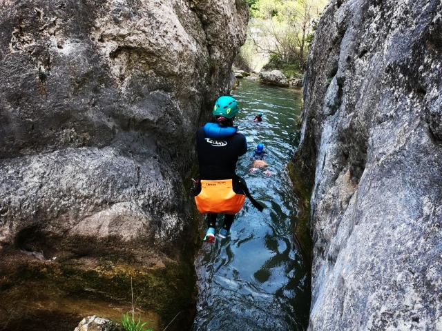  Jump down the slides of the ravine 