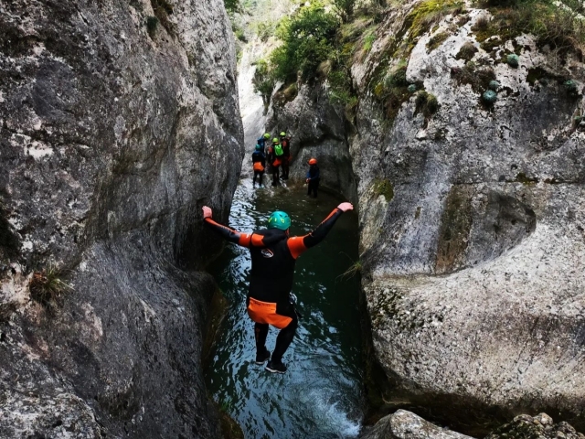Jump through the waterfalls of the Boixols ravine 