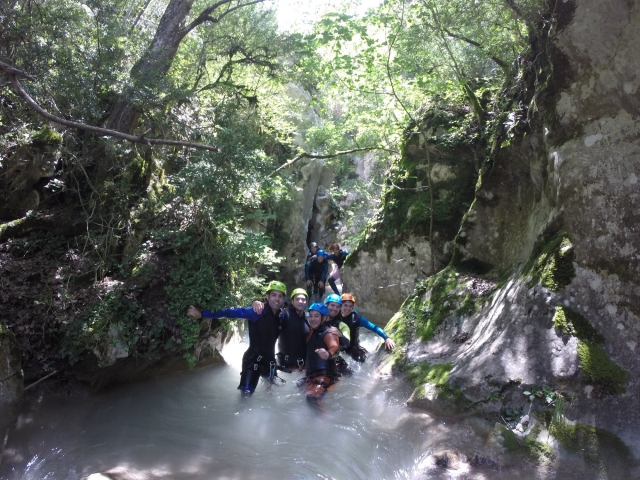 Grupo de amigos durante el descenso de barrancos
