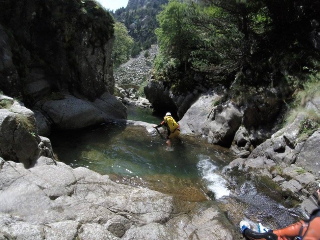 Disfruta de una actividad de barranquismo en Girona