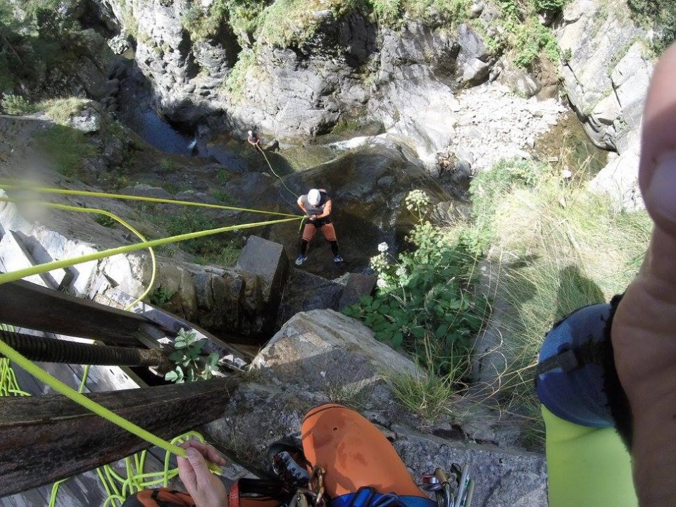 Haciendo rapel por las paredes del barranco
