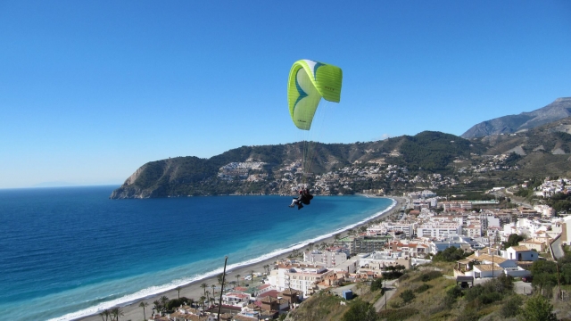 Vuelo en parapente por las playas de Granada