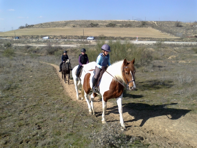 Jovenes duranle la ruta a caballo