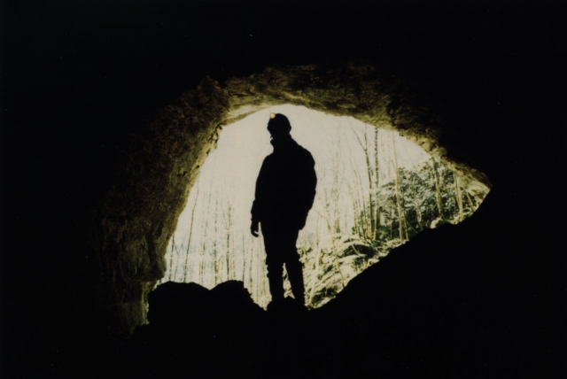 Chico iniciando la actividad de espeleologia