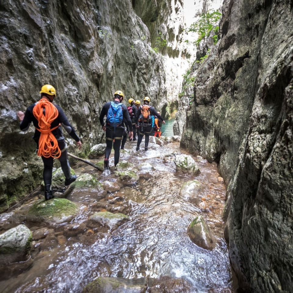  了解比利牛斯山脉内部的峡谷 