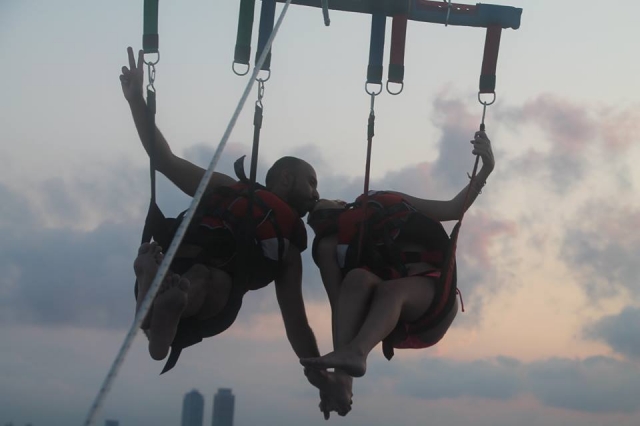 Couple parascending 