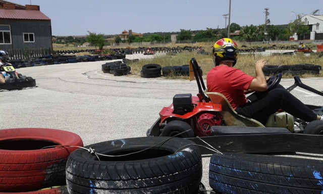  Au milieu d'une course de karting 