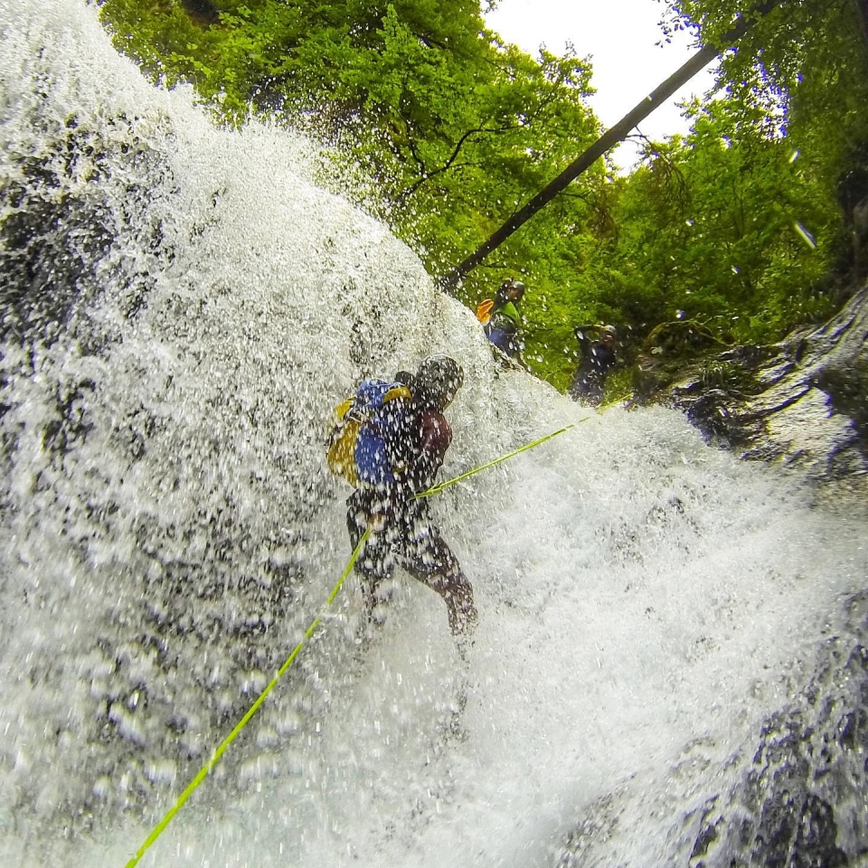 Cayendo el agua de una cascada