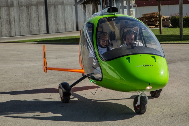 Autogiro en la pista aerea