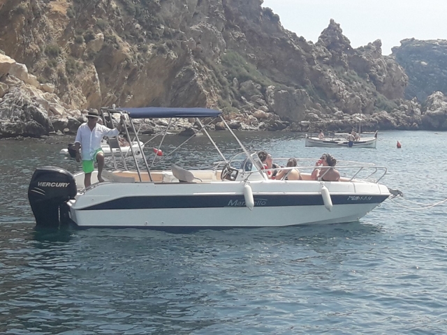 Barco fondeado