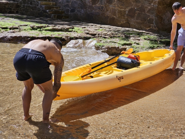 Amigos alquilando kayaks en Blanes