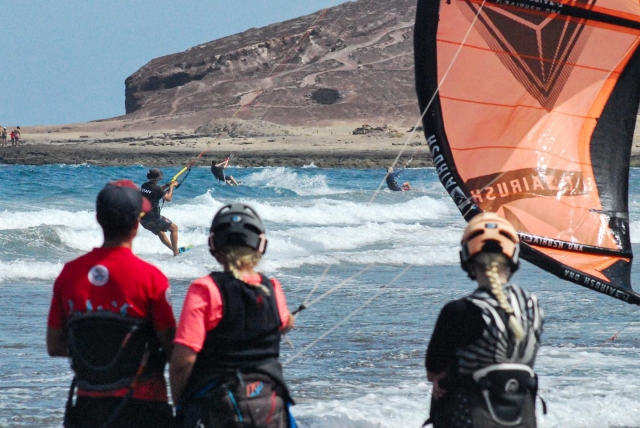  Watching kitesurfing students 