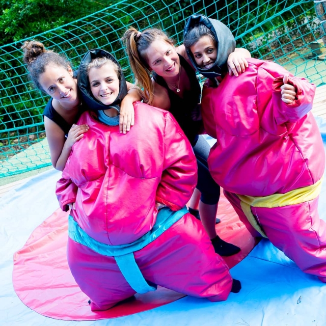  Quatre amis se sentent comme des lutteurs de sumo pendant une journée 