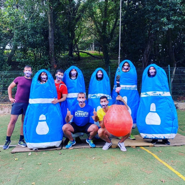  Une équipe de bowling debout, des humains