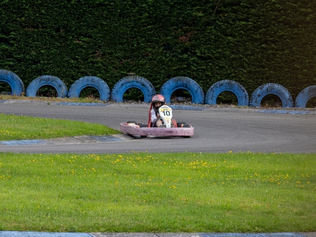  Fille conduisant un kart 