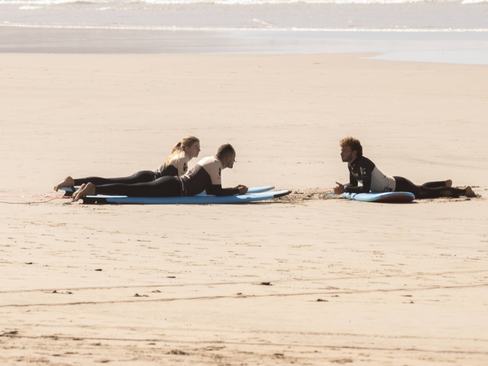  explaining how to surf in Famara 