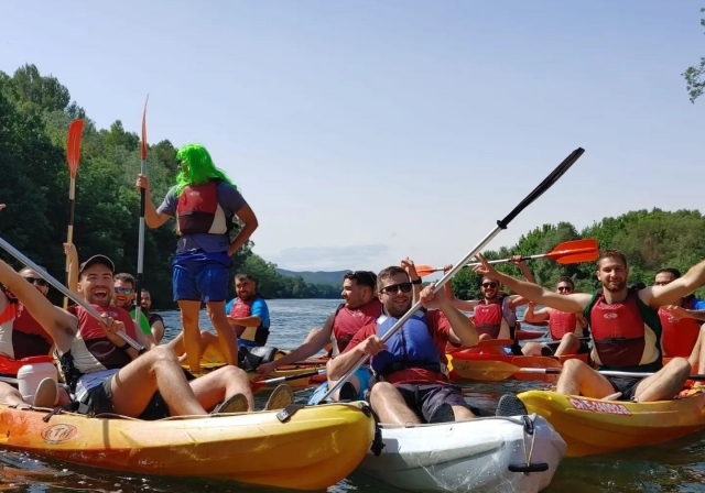 Groupe d'amis en canoë 