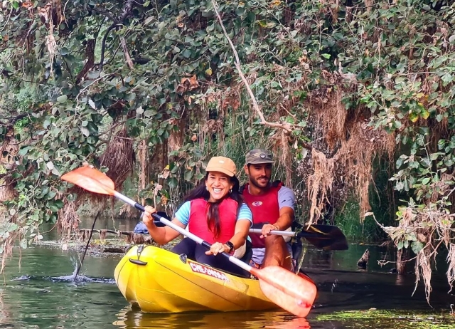  Un couple de canoéistes s'amusent