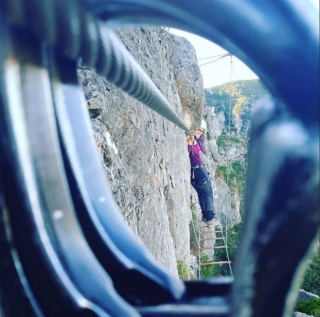 Fotografía de una usuaria a través de las aperturas del mosquetón