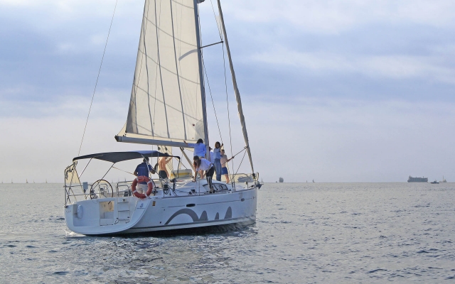  Trascorrete una giornata in barca a vela sulla Costa Dorada