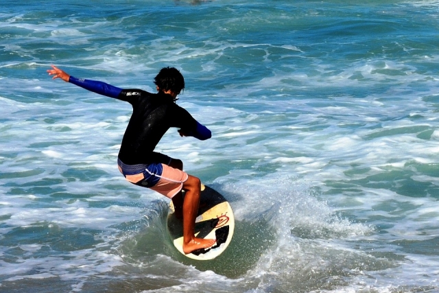 Surfea con nosotros