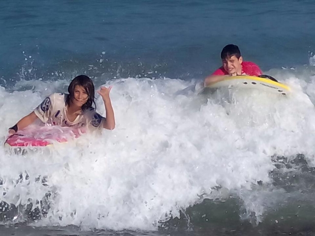 Tumbados sobre las tablas
