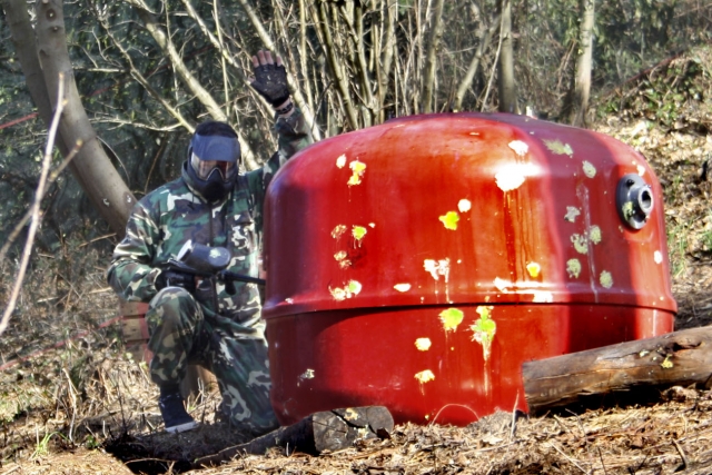 Bottiglia sul campo di paintball 