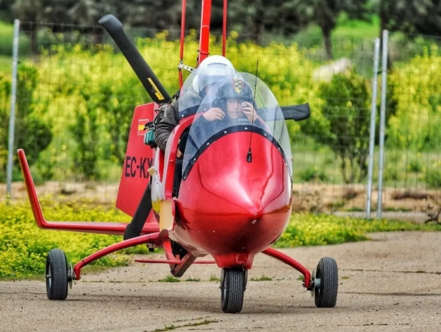 Pilota un autogiro por 