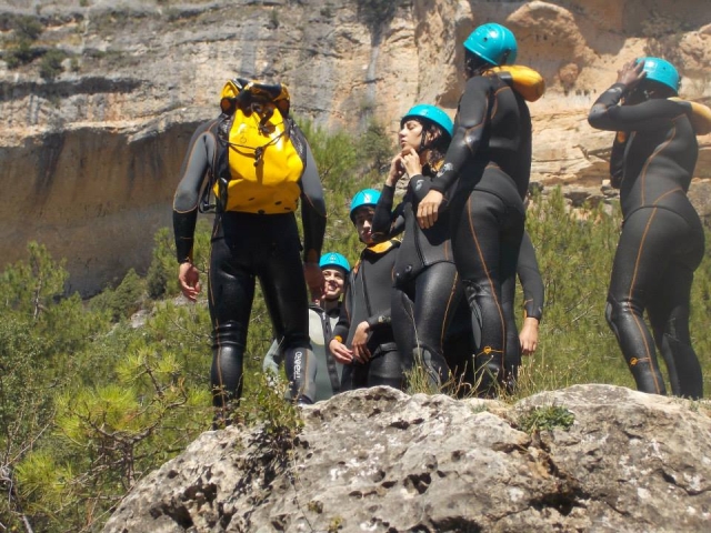  Equipped with wetsuits