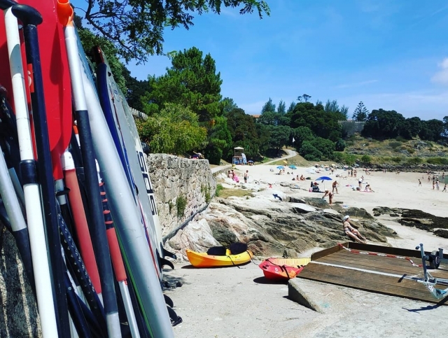 Materiales de kayak listos en la playa