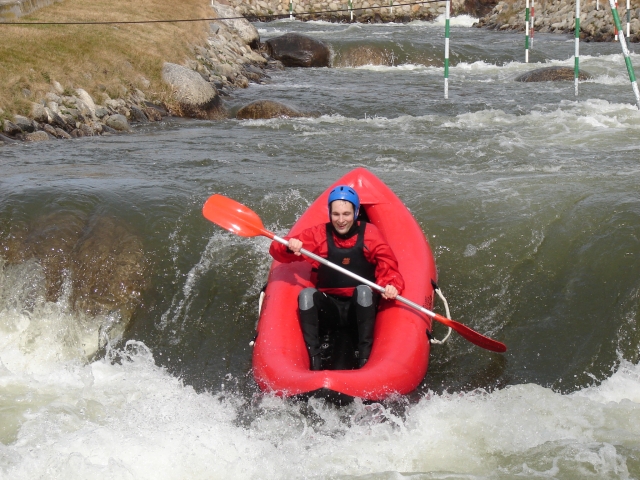 Rema en las aguas bravas del canal olimpico