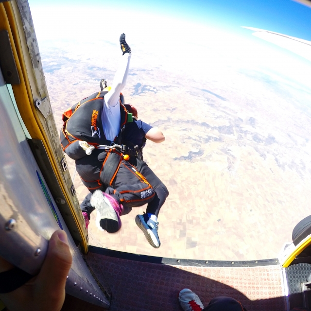 Saltando del avión con el paracaídas
