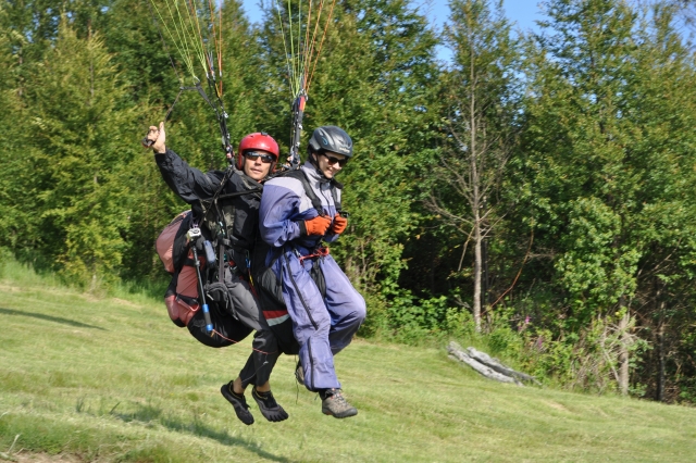  Istruttore e allievo in volo in parapendio 