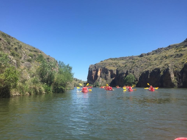 navegando en canoa por el rio