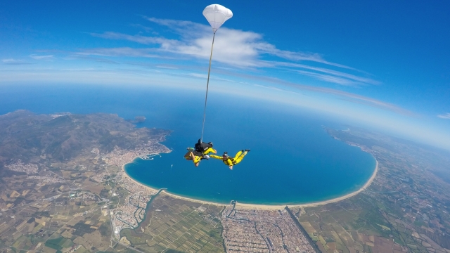  Vedute della Costa Brava con il paracadute 