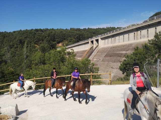 Presa de los Pajareros a caballo