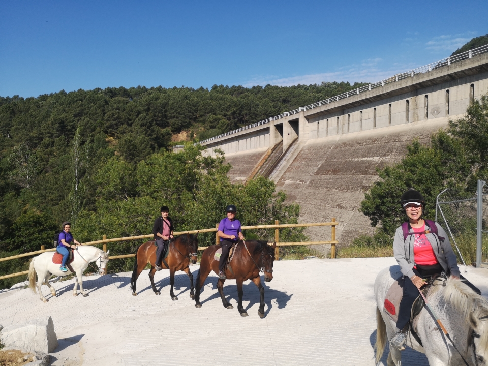 Presa de los Pajareros a caballo