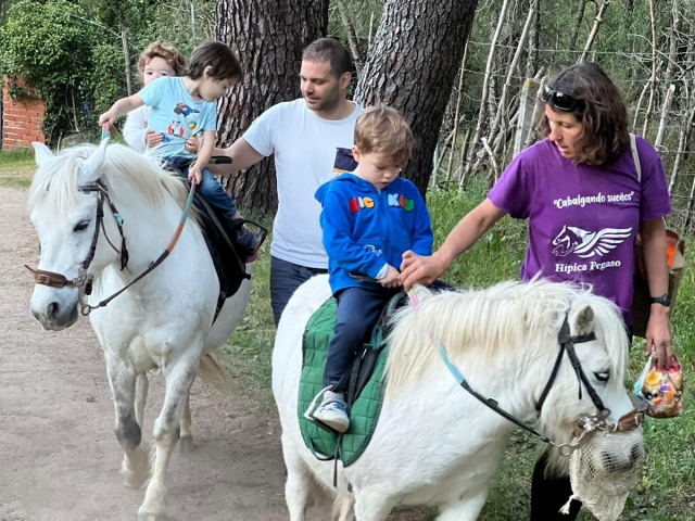 Paseo en poni en familia