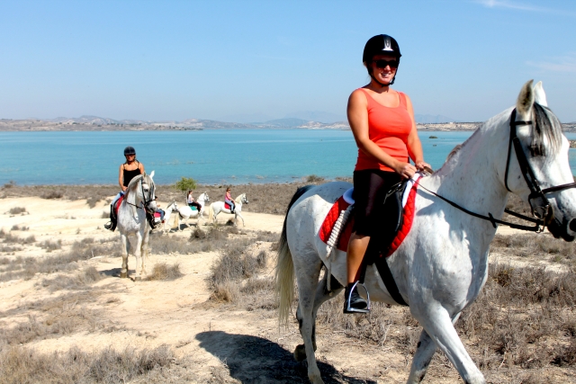 Por la cercanía de las playas en caballo
