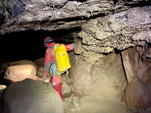  Caving session 