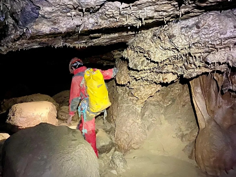  Caving session 