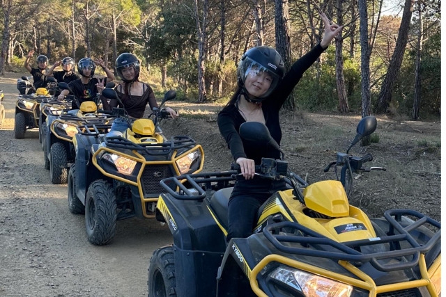  Freunde haben Spaß beim Quad-Ausflug 