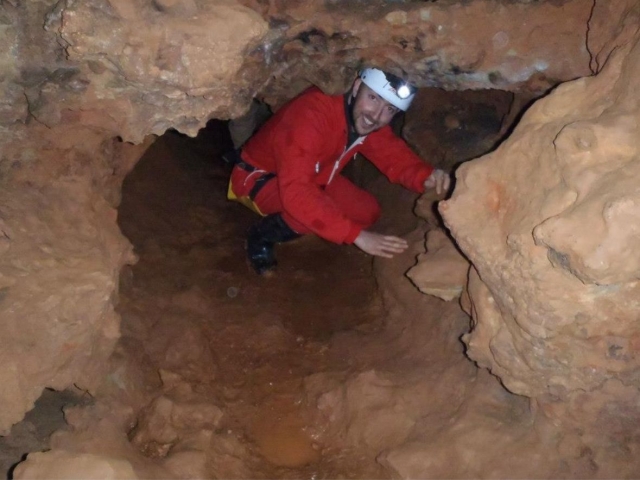 Accroupi dans la chatière 
