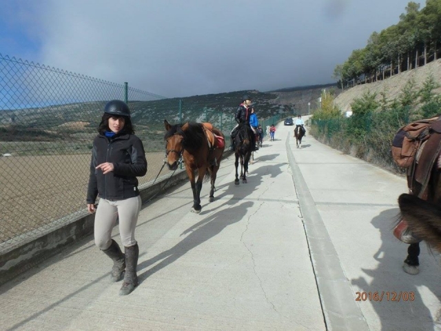  A pied en portant le cheval 