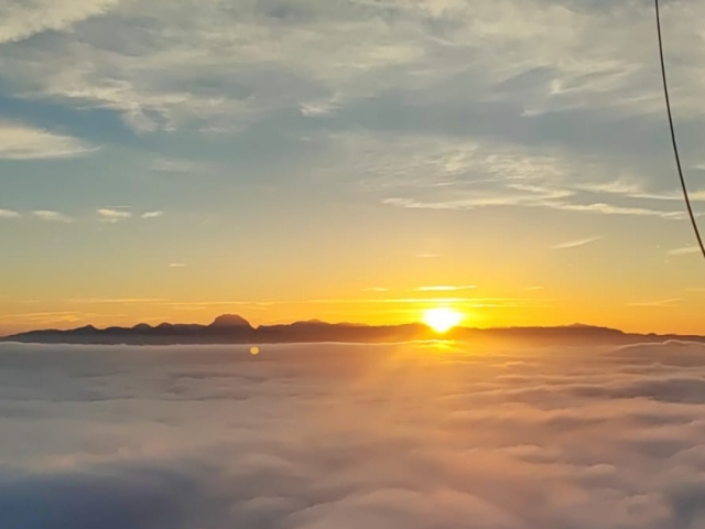 Vuela por encima de las nubes