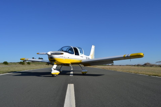  Ultraleichtflugzeug auf der Landebahn 