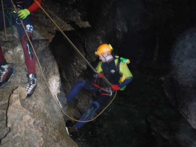Abseilen in der Höhle 