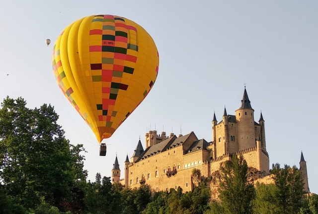 Mongolfiera volare accanto al castello 