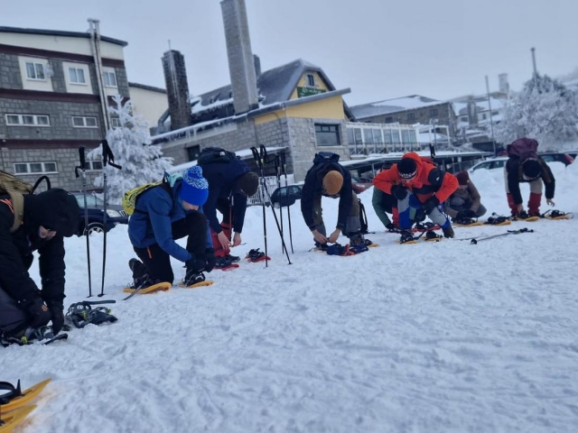 Preparando la ruta con raquetas